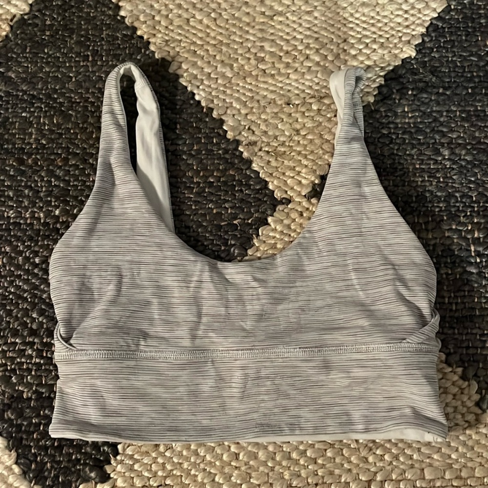 VEUC lululemon reversible bra grey pattern and white 
Size 4